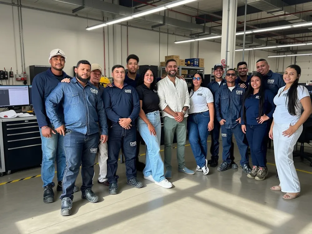 Ingenieros especializados de GIS en planta industrial