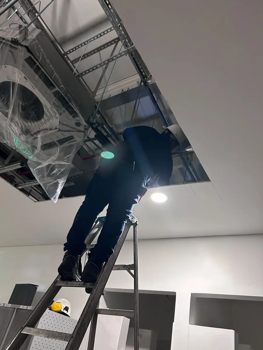 Montaje de Sistema de Refrigeración y Climatización